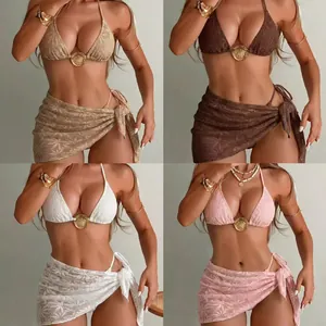 Trendsetter driedelige bikini-set met bijpassende kanten rok in vier stijlvolle kleuren.