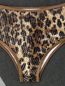 Primo piano di slip bikini leopardati con decorazioni di paillettes scintillanti