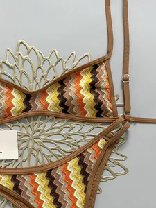 Primer plano detallado de un bikini boho retro de ganchillo con motivos en zigzag