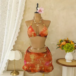 Sexy bohemien driedelige bikiniset met levendige tie-dye print en mesh rok met ruches