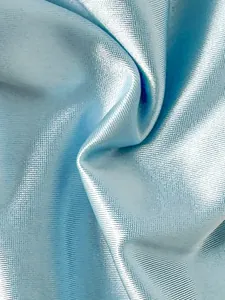 Nahaufnahme von hellblauem, glänzendem Metallic-Stoff für Bikinis mit feiner Textur