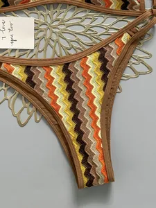 Primer plano de braguita de bikini de ganchillo bohemia con patrón zigzag retro