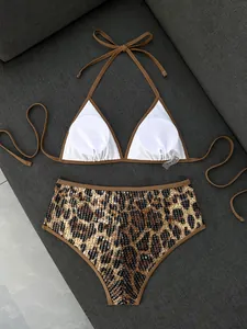 Dettaglio del bikini leopardato con paillettes, vita alta e top a triangolo bianco