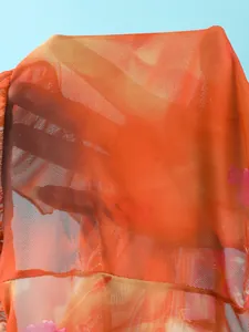 Detailweergave van de transparante oranje meshstof van de bohemian bikini-cover-up.