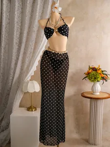 Detailoverzicht van een gestippelde bandeau bikini en bijpassende mesh rok op etalagepop