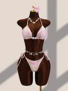 Vue détaillée d'un ensemble bikini trois pièces à broderie florale et paillettes roses