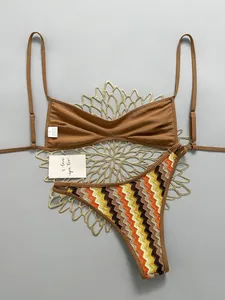 Detalle de bikini de ganchillo bohemio con patrón de zigzag colorido y top marrón.