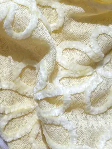 Primer plano de intrincados bordados florales en tela de bikini con textura