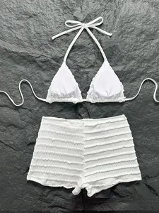 Vue détaillée d'un ensemble bikini deux pièces blanc à volants avec short taille haute