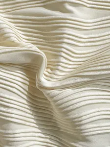 Detalle de primer plano de tela plisada ondulada blanca para traje de baño retro