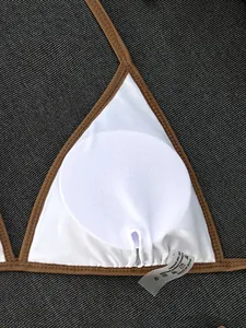 Dettaglio della fodera interna e dell'imbottitura rimovibile di un bikini bianco