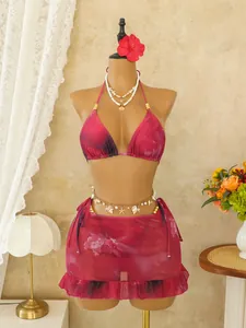 Boheemse driedelige bikini met bloemenprint en rok met ruches op een paspop.