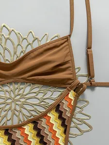 Primer plano de bikini bohemio de ganchillo con patrones de zigzag y tirantes caramelo