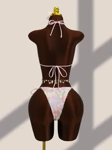 Vue arrière d'un bikini brodé de fleurs avec paillettes et chaîne de taille coquillage