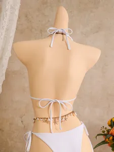 Achterkant detail witte bikini met gouden lichaamsketting met schelpenhangers