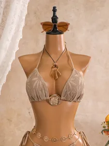 Gedetailleerd overzicht van beige gehaakte bikiniset met een ingewikkeld opengewerkt patroon