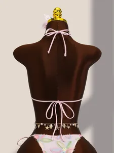 Vue arrière détaillée d'un bikini rose brodé de fleurs avec chaîne de taille à breloques