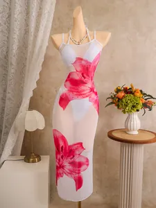 Detail van 3-delig bloemenbikini-set met een doorschijnende strandjurk van netstof