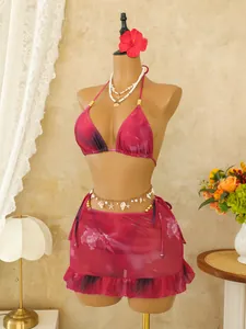 Detailweergave van bohemien 3-delige bikini-set met mesh rok met bloemenprint en ruches