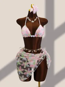 Détail d'un ensemble de bikini trois pièces rose brodé de fleurs avec paréo en maille