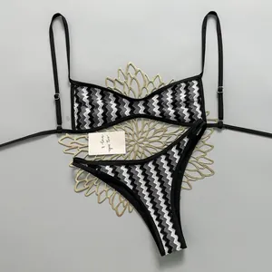 Vista detallada del patrón de ganchillo en zigzag de este bikini bohemio retro.