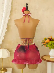 Gedetailleerd achteraanzicht van rode bohemien driedelige bikini met mesh rok detail