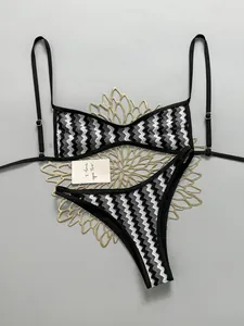 Vista detallada del conjunto de bikini de ganchillo bohemio con diseño de zigzag