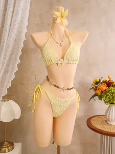Gelbes Bikini-Set mit Blumenstickerei und 3D-Blumendekor auf einer Schaufensterpuppe