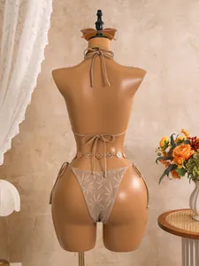 Achteraanzicht van beige gehaakte bikini met bladpatroon en gouden tailleketting