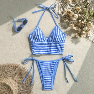 Detalle de bikini de tela de toalla a rayas azules y blancas con lazos laterales