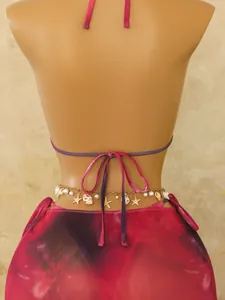 Achteraanzicht van bohemien bikini-set met kleurverloop en schelpketting