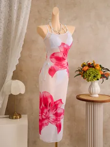 Gedetailleerd overzicht van een witte 3-delige bikiniset met bloemige mesh strandjurk.