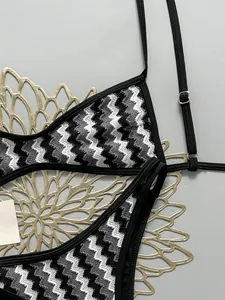 Vista detallada de un bikini de ganchillo bohemio con patrón de zigzag en blanco y negro