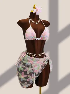 Détail de la broderie florale et des sequins sur un ensemble de bikini 3 pièces en tulle
