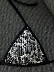 Dettaglio del top bikini leopardato con texture di paillettes argentate luccicanti