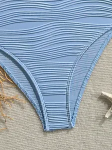 Primer plano del tejido azul claro con textura de ondas para un bikini retro de concha