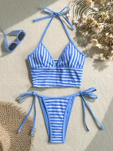 Detalle del conjunto de bikini de rizo a rayas azules y blancas con accesorios.
