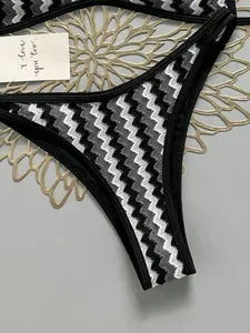 Primer plano de una braga de bikini de ganchillo con estampado de espiga en B/N.