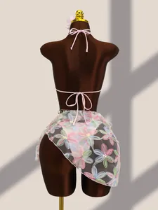 Vue arrière détaillée d'un bikini 3 pièces avec jupe en tulle brodé de fleurs à sequins.