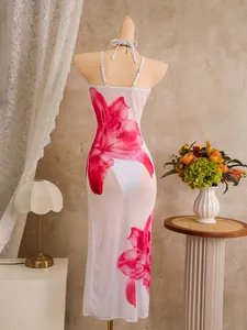Achteraanzicht van een mesh strandjurk met bloemenprint en grote roze lelie details