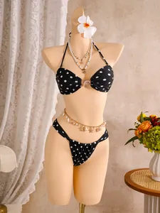 Gedetailleerd overzicht van een zwart-witte bikini met stippen en een schelpgesp