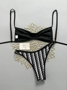 Vista detallada de un elegante bikini bohemio de ganchillo con top negro y fondo zigzag
