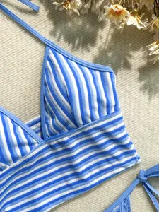 Primer plano detallado de un top de bikini de tela de toalla suave a rayas azules