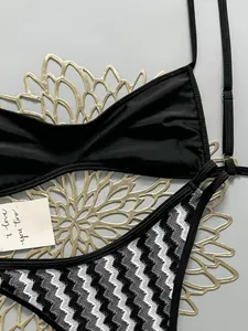 Vista detallada de un bikini de ganchillo con patrón de chevron en blanco y negro.