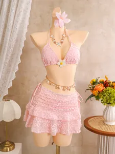 Detailansicht der aufwendigen rosa Blumenstickerei und des gestuften Rüschenrock-Designs