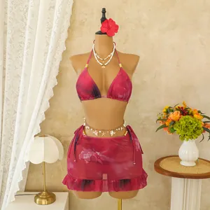 Detail van de 3-delige bohemien bikini met ruches mesh rok in magenta tie-dye print