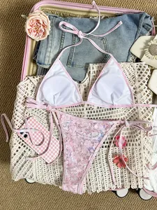 Vista detallada de un conjunto de bikini rosa con lentejuelas en maleta de vacaciones