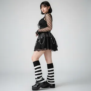 Jambières tricotées à rayures noires et blanches sur un mannequin en tenue gothique