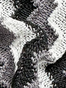 Detalle de primer plano del tejido de ganchillo bohemio con ondas en blanco y negro