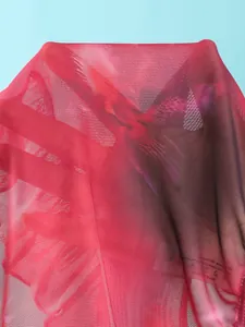 Detailopname van de rode mesh doorschijnende bikini cover-up stof met print